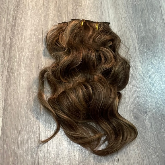 Light brown highlighted synthetic extension 20” - Picture 2 of 4